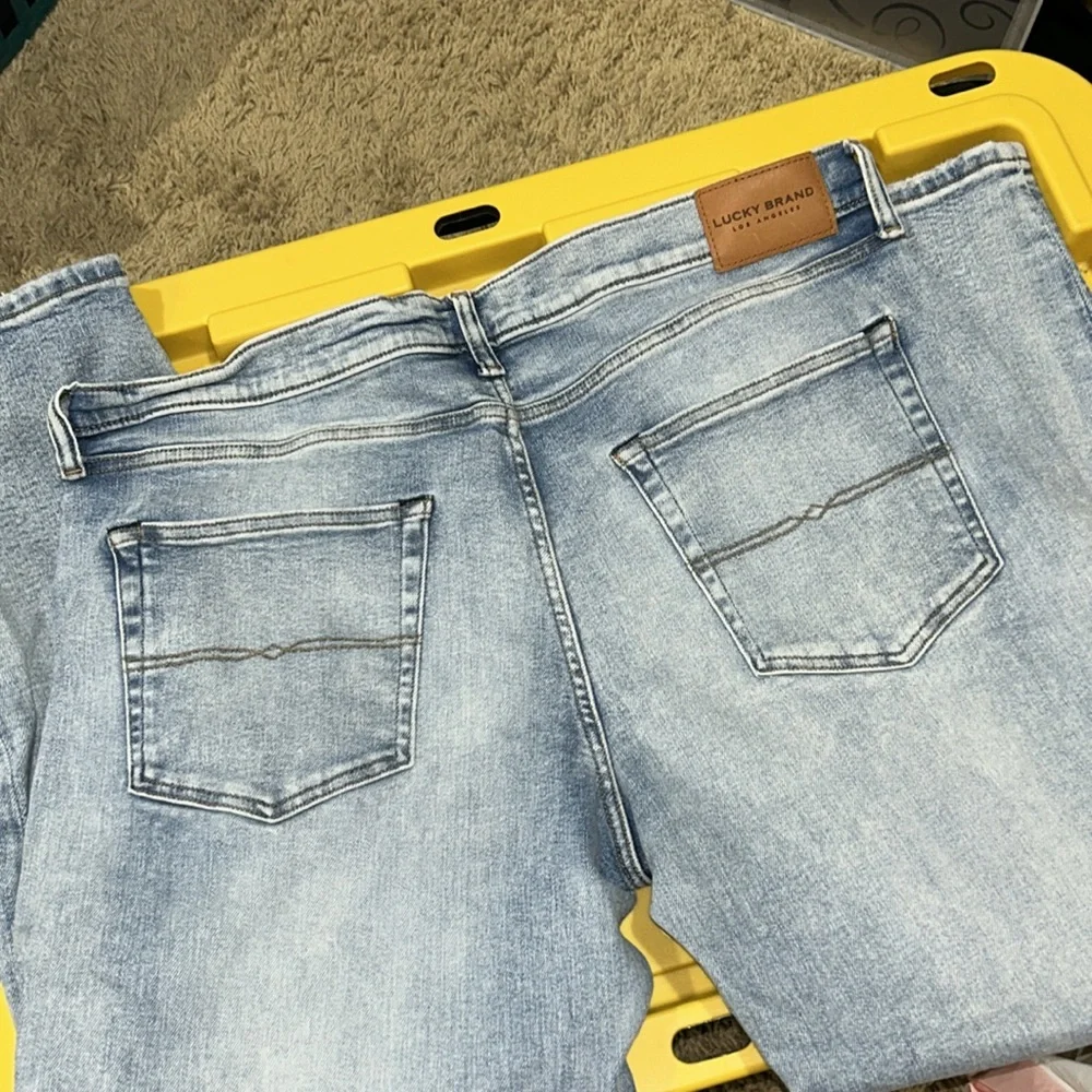 EUC Lucky Brand 40 x 30 223 straight leg Jean